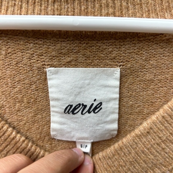 Aerie Oversized Tan & White V Neck Knit Sweater - Picture 3 of 3